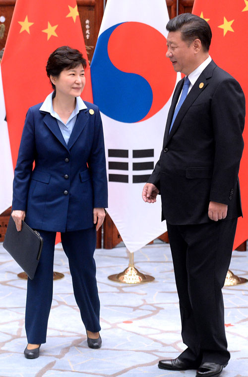 박근혜 대통령과 시진핑 중국 국가주석이 5일 오전(현지시간) 중국 항저우 서호에서 열린 한중 정상회담에서 인사를 마치고 있다. 연합뉴스