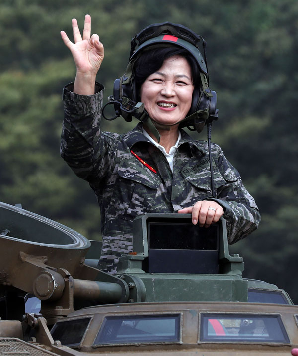 더불어민주당 추미애 대표가 6일 오후 경기도 김포시 해병 2사단 상장대대를 방문해 장갑차 KAAV P7A1를 탑승해보고 있다. 연합뉴스
