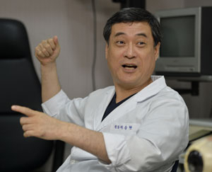 이승현 원장 대구 삼성안과 원장/ 오성고/ 계명대 동산병원 안과 전문의/ 미국 시력교정학회 정회원/ 미국백내장학회 정회원/ 1997년 대구경북 최초 라섹수술 시술, 1999년 지역 최초 콘택트렌즈 이식술 시술/ 미국 샌디에이고 Michael Gordon Vision Institute 연수/ 미국 위스콘신주 Dean
