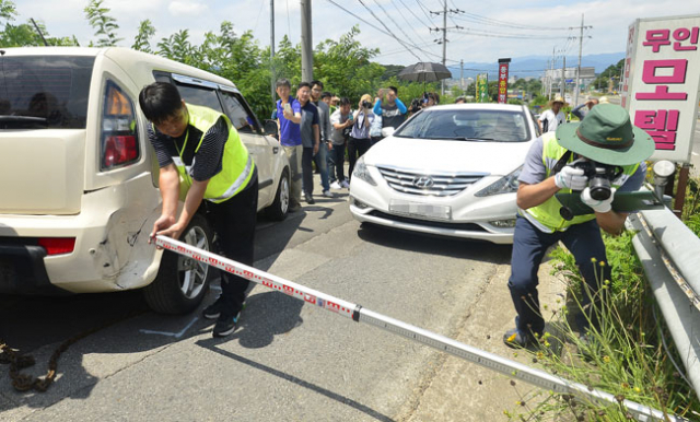 지난달 18일 성주군 성주읍 성산리에서 도로교통공단 교통사고분석사와 경찰이 지난 15일 발생한 황교안 총리가 탄 차량의 교통사고 현장 검증을 하고 있다. 매일신문 D/B