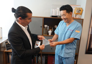 바노바기 성형외과 반재상 원장(오른쪽), 모티바 본사 CEO 후안 호세(왼쪽)가 학술 교류 진행 후 보형물을 테스트하고 있다. 사진=바노바기 성형외과 제공