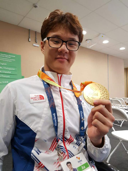 한국 남자 수영 대표팀의 조기성이 9일(한국 시각) 브라질 리우데자네이루 올림픽 수영경기장에서 열린 2016 리우 패럴림픽 남자 자유형 100ｍ에 출전, 우승한 뒤 목에 건 금메달을 들어 보이며 웃고 있다. 연합뉴스