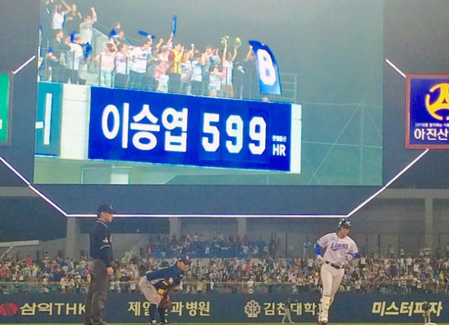 10일 오후 대구 삼성 라이온즈 파크에서 열린 프로야구 삼성 라이온즈와 NC 다이노스의 경기. 삼성 이승엽이 8회말 개인 한일통산 599호이자 2점 홈런을 치고서 그라운드를 돌고 있다. 2016.9.10
