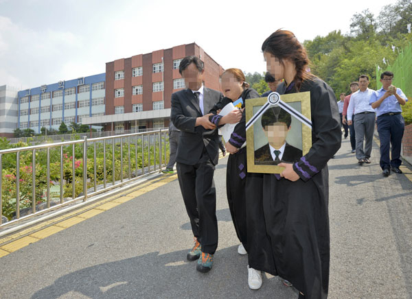 9일 오후 대구 모 고등학교 A군의 유족들이 발인 장소로 가기 전 학교를 찾아 교장과 담임교사를 만난 후 운구차로 향하고 있다. 우태욱 기자 woo@msnet.co.kr