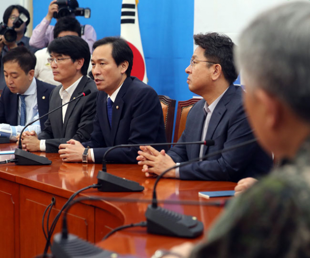 9일 오후 서울 여의도 국회 더불어민주당 원내대표실에서 우상호 원내대표가 김황록 합참 정보본부장으로부터 북핵 관련 보고를 받고 있다. 연합뉴스