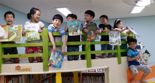 대구시교육청은 학교 현장과 밀착해 학생들의 삶이 담긴 인문학 교육을 추진하고 있다. 대구의 한 초등학교 학생들이 재미있게 꾸며진 도서관에서 시간을 보내고 있다. 대구시교육청 제공