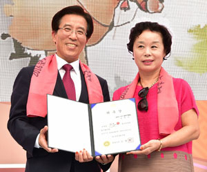 9일 인천에 사는 오미자(66) 씨가 고윤환 문경시장으로부터 문경오미자홍보대사 위촉장을 받은 뒤, 기념촬영을 하고 있다. 문경시 제공