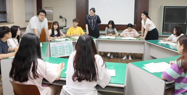 대경대 유아교육과 교수들과 학생들이 인성상담 테스트에 관해 설명을 듣고 있다. 대경대 제공