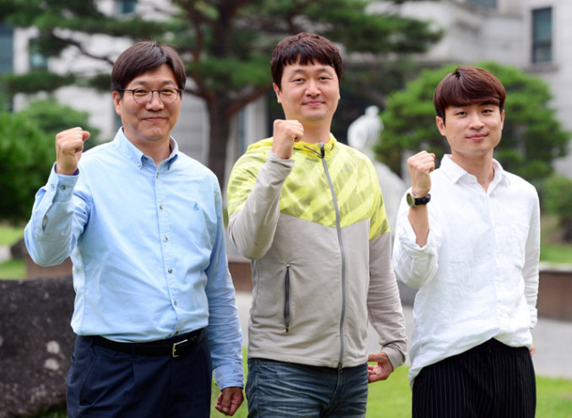대구보건대에 재입학한 고학력 만학도들이 교정에서 파이팅을 외치고 있다. 왼쪽부터 이재홍 학과장, 배주영