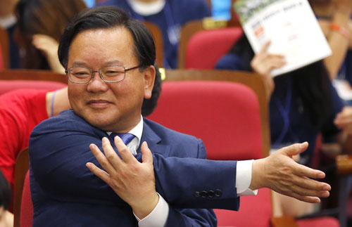 더불어민주당 김부겸 의원이 추석을 맞아 영호남을 동시에 방문, 대선 행보를 이어간다. 매일신문 DB