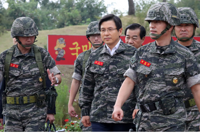 황교안 국무총리가 11일 오후 강화도 평화전망대를 방문, 시설을 둘러보고 있다. 연합뉴스