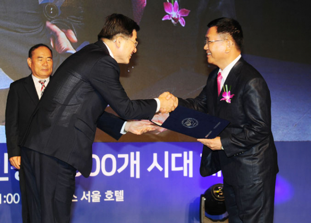 이영섭(오른쪽) (주)테크엔 대표가 제대식 산업통상자원부 국가기술표준원 원장으로부터 신기술 인증서를 받고 있다.