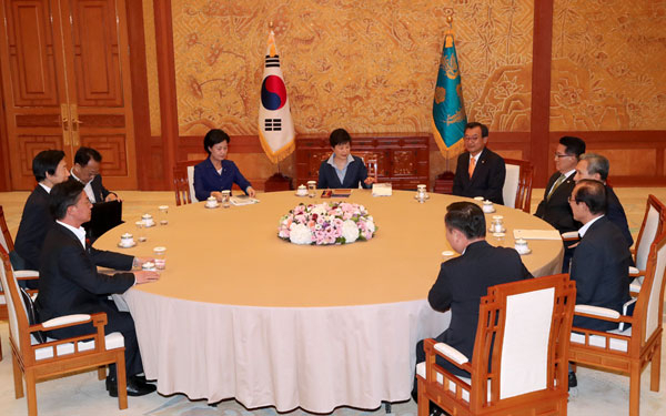 박근혜 대통령이 12일 오후 청와대에서 열린 여야 3당 대표와의 회동에서 대화하고 있다. 왼쪽부터 홍용표 통일부 장관, 윤병세 외교부 장관, 유일호 경제부총리, 더불어민주당 추미애 대표, 박근혜 대통령, 새누리당 이정현 대표, 국민의당 박지원 비상대책위원장, 김관진 국가안보실장, 이원종 비서실장, 김재원 정무수석.