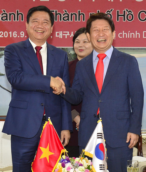 딘라탕 호찌민시 당서기는 12일 대구시청에서 권영진 시장을 면담하고 양 도시 간 교류협력을 약속했다. 딘라탕 당서기가 이끄는 호찌민시 경제사절단은 이날 대구 그랜드호텔에서 열린 