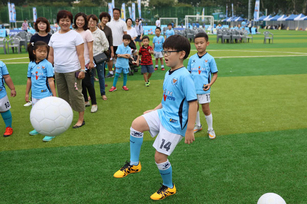 대구시민운동장에 마련된 대구FC 유소년 축구센터의 개관식이 지난 10일 열렸다. 행사 참가 어린이들이 축구교실을 체험하고 있다. 대구FC 제공
