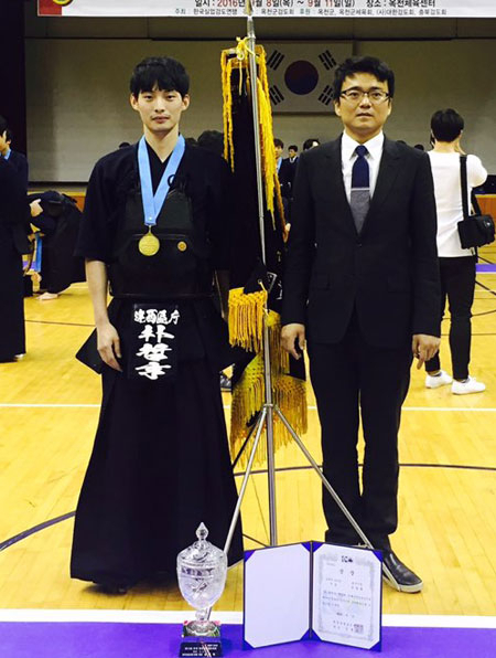 제13회 추계 전국실업검도대회 통합개인전에서 우승한 달서구청의 박철형(왼쪽)이 양현성 감독과 포즈를 취했다. 달서구청 제공