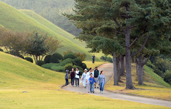 남산 삼릉 숲
