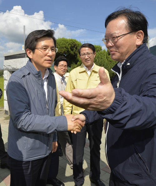 13일 오후 경주를 방문한 황교안(왼쪽) 국무총리가 지진 진앙지 인근 내남면 부지리 내남초등학교에서 김부겸 더불어민주당 의원을 만나 악수하고 있다. 우태욱 기자 woo@msent.co.kr