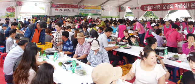 추석연휴 문경약돌한우축제가 열린 문경새재에 많은 관람객들이 몰렸다. 문경시 제공