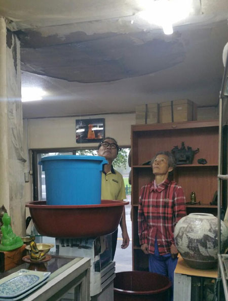 경주 황성동 고기환 씨의 가게. 지진에 이은 폭우로 가게가 온통 물바다로 변했다. 사진 이채수 기자