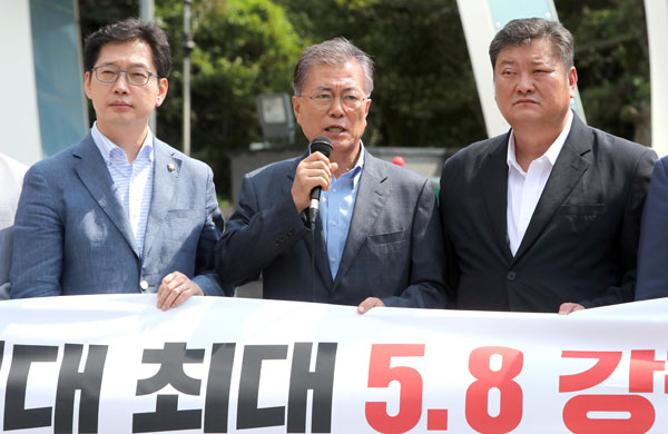 국민의당 안철수 전 대표가 13일 경북 경주시 월성원전을 찾아 원전 관계자들에게 질문하고 있다. 연합뉴스
