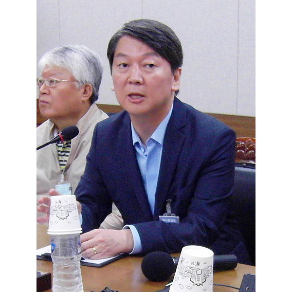 국민의당 안철수 전 대표가 13일 경북 경주시 월성원전을 찾아 원전 관계자들에게 질문하고 있다. 연합뉴스