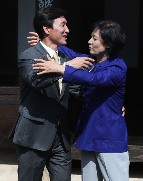 더불어민주당 추미애(오른쪽) 대표와 민주당 김민석 대표가 18일 오전 경기도 광주시 해공 신익희 선생 생가에서 양당의 통합을 선언한 뒤 포옹하고 있다. 연합뉴스