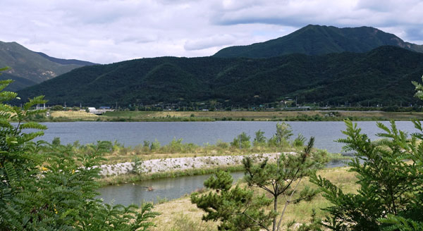송당정사에서 바라본 냉산 전경. 정붕이 낙동강 건너 동쪽에 우뚝솟은 냉산을 가리키며 