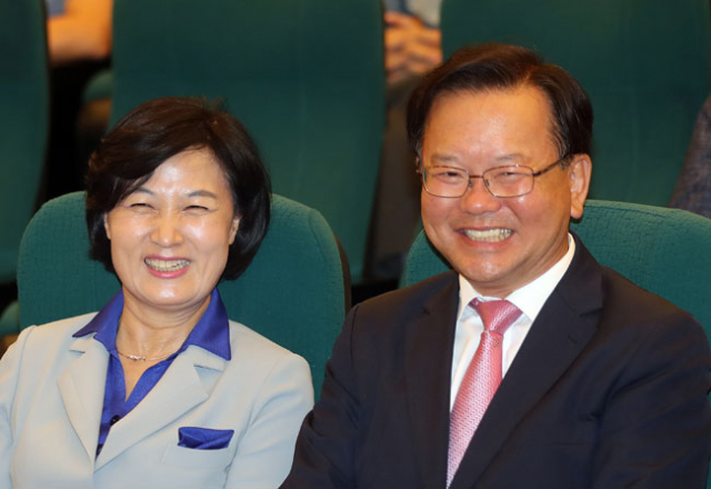 더불어민주당 추미애 대표가 19일 오후 국회 도서관에서 열린 