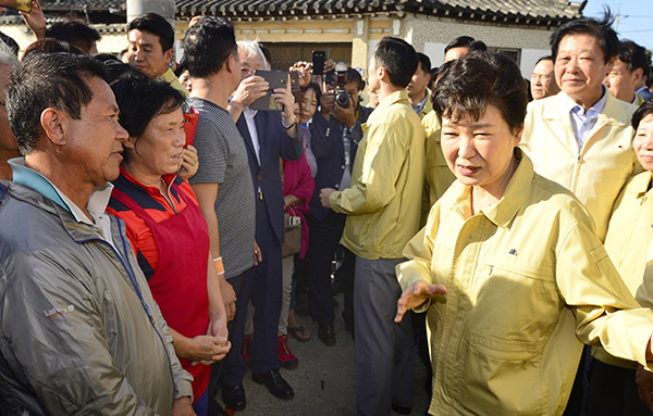 박근혜 대통령이 20일 오후 경주시 황남동 한옥마을을 방문해 지진피해 주민들과 대화를 하고 있다. 연합뉴스