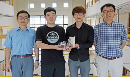 왼쪽부터 신동원 융합형프로메카트로닉스 인력양성사업단장. 김창완·정윤일 씨. 박경석 기계시스템공학과 교수. 금오공대 제공.