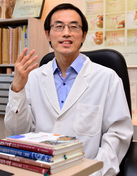 한병인 원장: 1965년 경산 출생/ 경북대 의과대 졸업. 미국 뉴욕 알바니 의과대학 면역학교실 연구원, 오희종 신경과의원 부원장, 경북대 의과대 기초의학 박사, 두신경과 원장, 대구환경운동연합 운영위원, 대구경북신경과의사회 회장, 미국이명협회 회원. 저서 