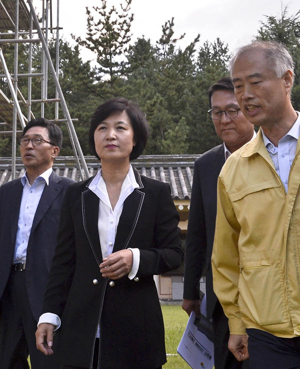 추미애 더불어민주당 대표가 20일 오후 경주 남산 통일전을 방문해 지진 피해 상황을 살펴보고 있다. 우태욱 기자 woo@msnet.co.kr
