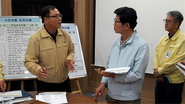 김문수 전 경기도지사가 18일 경주시청에 마련된 재난안전대책본부를 방문, 이상욱 경주 부시장에게 피해 현황 및 대책을 질문하고 있다. 김 전 지사 측 제공