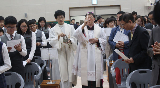 천주교대구대교구 교구장 조환길 대주교가 축복식을 하며 성수를 뿌리고 있다. 배형욱 기자