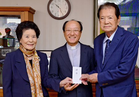 제9회 서상돈상 수상자인 (주)국제텍 이승주(오른쪽) 회장이 신동학 국채보상운동기념사업회 상임대표와 함께 21일 매일신문을 방문, 지역경제 및 문화진흥을 위한 성금으로 매일신문에 3천만원을, 국채보상운동기념사업회에 발전기금으로 2천만원을 각각 기부했다. 김영진 기자 kyjmaeil@msnet.co.kr