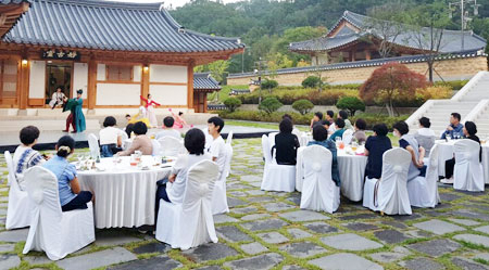 안동을 찾은 관광객들이 안동 민속마을 내 예움터에서 펼쳐지는 퇴계 이황 선생을 소재로 한 디너쇼 