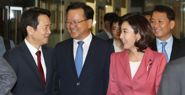 21일 오후 서울 중구 프레스센터에서 열린 여시재(與時齋) 기자간담회에서 남경필 경기도지사, 더불어민주당 김부겸 의원, 새누리당 나경원 의원, 이광재 여시재 부원장 (왼쪽부터)이 행사장으로 들어서고 있다. 연합뉴스
