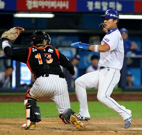 삼성 라이온즈의 박해민이 21일 대구삼성라이온즈파크에서 열린 2016 프로야구 롯데 자이언츠와의 경기 8회말 1사 3루 때 3루 주자로 나가 있다가 박한이의 희생 플라이가 나온 틈에 홈을 밟고 있다. 삼성 라이온즈 제공
