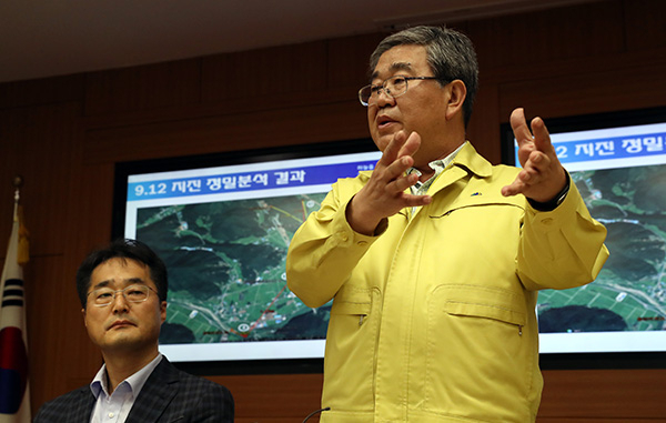 고윤화 기상청장이 22일 오전 서울 기상청에서 경주 지진 관련 설명을 하고 있다. 연합뉴스
