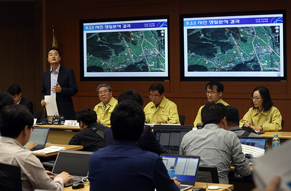 김광희 부경대 교수가 22일 오전 서울 기상청에서 경주 지진 관련 설명을 하고 있다. 오른쪽은 고윤화 기상청장. 연합뉴스