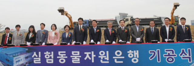 22일 대구경북첨단의료복합단지에서 이재태 대구경북첨단의료산업진흥재단 이사장, 김상훈 국회의원, 손문기 식품의약품안전처장, 김연창 대구시 경제부시장 등이 참석한 가운데 