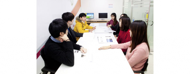 구미 출신 대학생들이 생활관인 구미학숙 커뮤니티룸에서 학업에 관한 정보교류 모임을 통해 토론을 하고 있다.