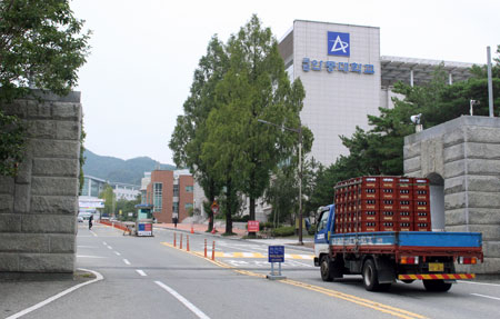 국립안동대학교는 최근 정부로부터 지원금을 받아오던 대학특성화사업단 3개 중 2개가 자격 미달로 중도 탈락했다. 이 때문에 2014년부터 2018년 2월까지 매년 12억여원씩 받을 수 있던 지원금이 77.5% 삭감된 2억7천여만원으로 줄어들었다. 안동대 축제를 하루 앞둔 22일 정문을 통해 주류를 가득 실은 차량이 들어가는 모습. 김영진 기자