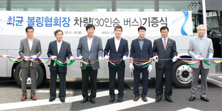 대구시체육회는 22일 최균 대구시볼링협회장으로부터 1억원 상당의 30인승 버스를 기증받았다. 대구시체육회 제공