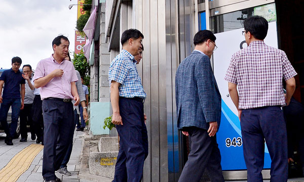 21일 대구시청 별관(옛 경북도청) 근무 공무원들이 점심식사를 위해 인근 식당으로 줄지어 들어가고 있다. 김영진 기자 kyjmaeil@msnet.co.kr