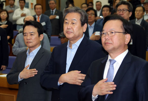 새누리당 김무성(가운데) 전 대표와 남경필 경기도지사, 더불어민주당 김부겸(오른쪽) 의원이 23일 오후 국회 의원회관에서 열린 