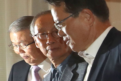 정의화 전 국회의장(오른쪽부터)과 윤여준 전 환경부 장관, 김종인 전 더불어민주당 비상대책위 대표가 23일 오전 서울 중구 한 식당에서 만나 인사를 하는 모습이 거울에 비치고 있다. 연합뉴스