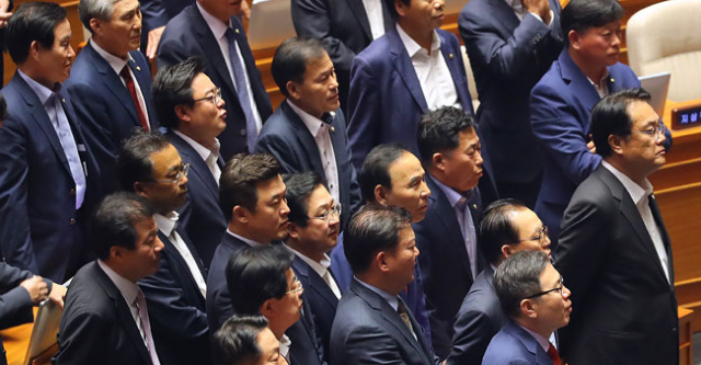 정세균 국회의장이 24일 자정을 앞두고 국회에서 열린 본회의에서 날짜 변경으로 인한 본회의 차수 변경을 선포하자 새누리당 의원들이 강하게 항의하고 있다. 국회는 차수 변경을 통해 본회의를 다시 개회해 김재수 농식품부 장관 해임 건의안을 야당 단독으로 통과시켰다. 연합뉴스