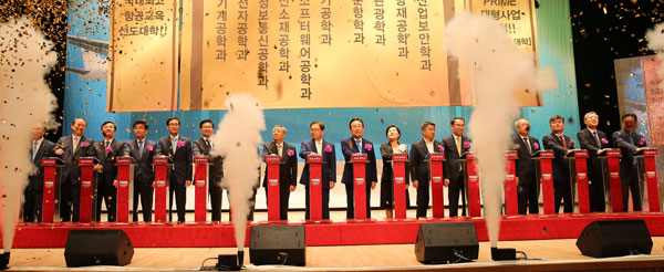 경운대는 23일 벽강아트센터에서 프라임사업 비전 선포식을 열어 항공산업 교육 선도대학으로 더 높은 비상을 다짐했다. 경운대 제공